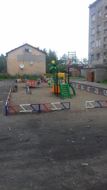 п. Эвенск, детская площадка.